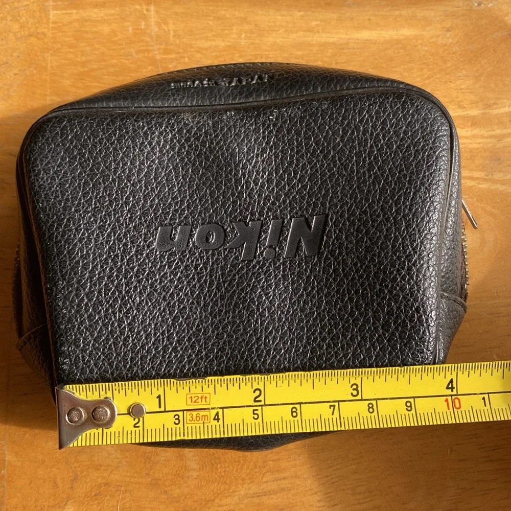 Vintage Nikon 3,5” case vintage with hole, the zipper is still working